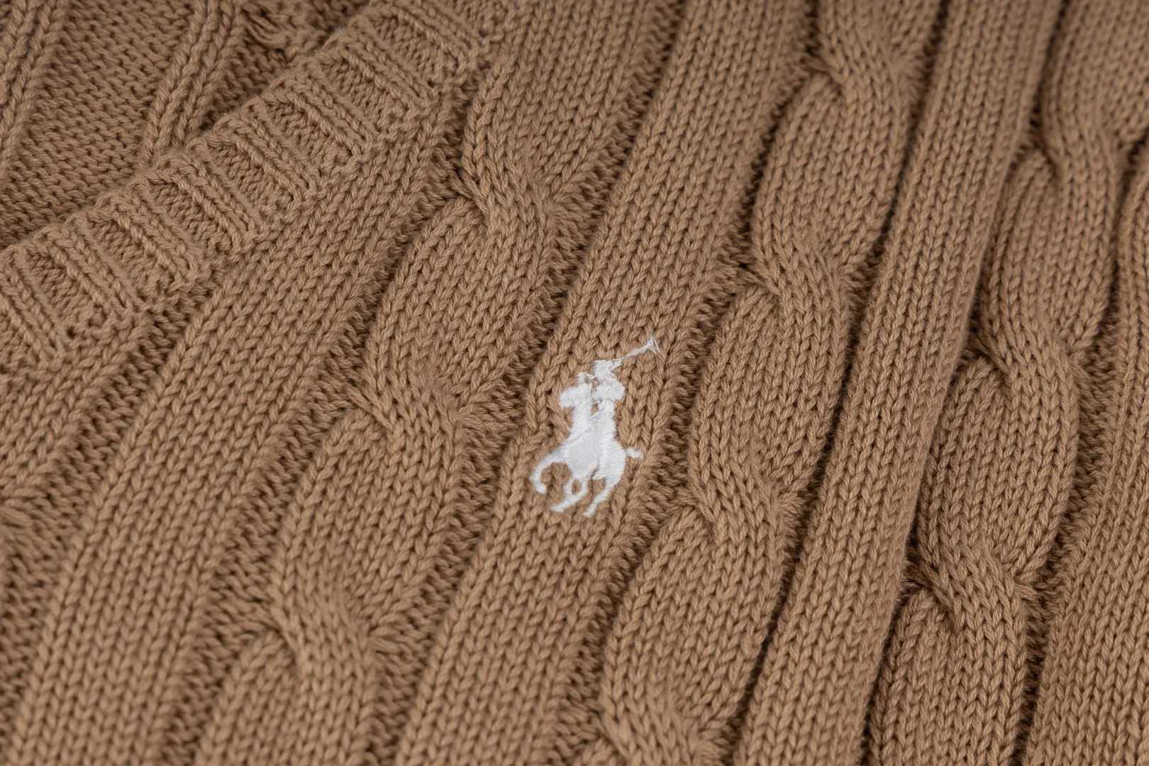 P210 #R90 RALPH LAUREN Thirteen colors of Ralph Lauren classic small label embroidery V-neck pullover cable cardigan sweater women's top, high-density LOGO embroidery on the chest, original customization of tag accessories. Made of pure cotton yarn, pure cotton is skin-friendly and comfortable, small label war horse embroidered twist button V-neck sweater🐎High quality, follow the blogger to learn how to wear it! Let’s buy a Ralph Lauren cable sweater. It’s a super hard-to-find series after it became popular. It’s hard to find one on the official website. It’s simple and practical to wear, with a lazy and loose feel. The thickened fabric has more texture, feels soft and delicate, and has a loose fit. Whether worn alone or layered, you can wear different styles of fashion with just one piece!   Size： Sleeve length: 60/61/62/63